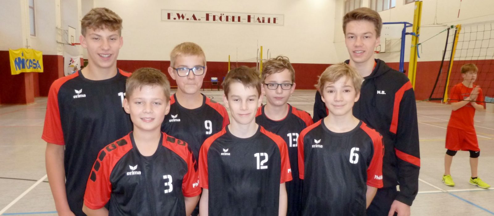 Gruppenfoto mit Spielern des Volleyball Verein Humann Essen im Einsatz für das Carl-Humann Gymnasium