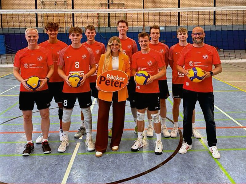 Foto: 1. Herren Mannschaft mit Bäcker Peter Mitarbeiterin